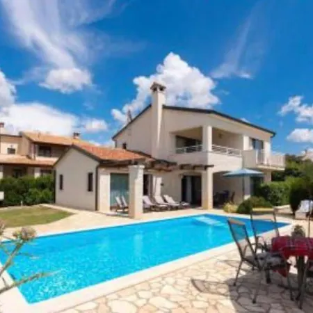 Villa Nira With Pool